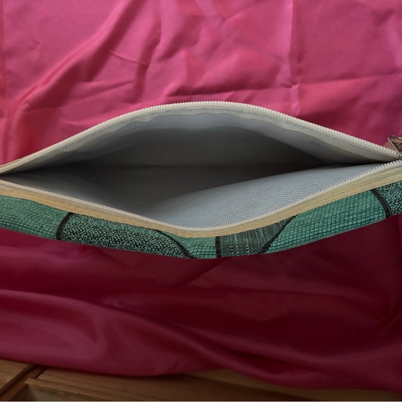 Geometric Green and Black velvet accessories pouch - Picture 3 of 3